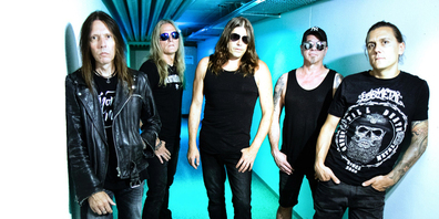 Die Hardrock-Band Shakra hat bereits 12 Studioalben und diverse Singels veröffentlicht, mit welchen sie ganz oben in den Charts waren. 