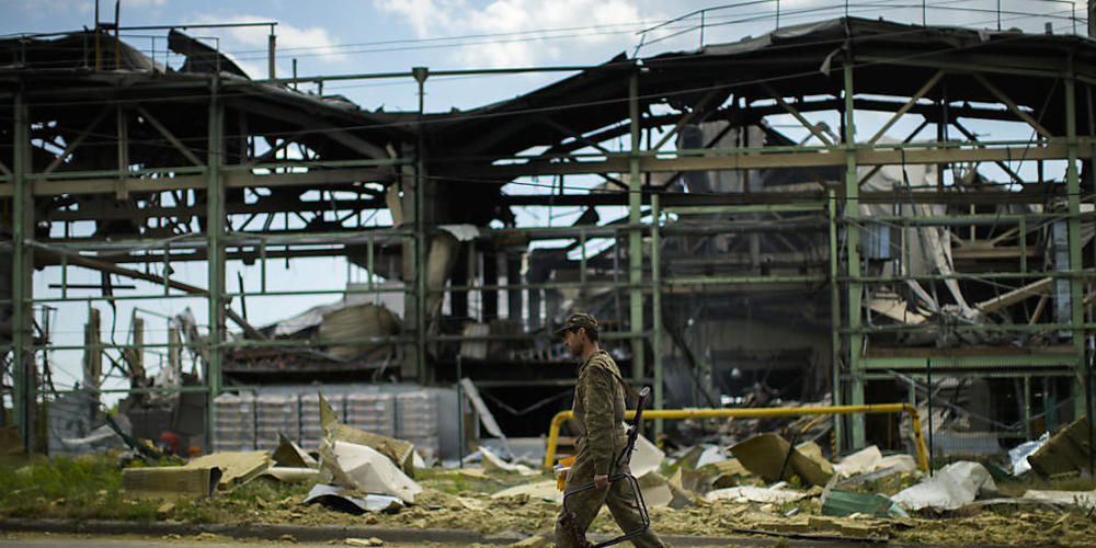 Ein ukrainischer Soldat geht an eine durch Beschuss zerstörte Gipsfabrik vorbei. Nach Einschätzung britischer Geheimdienste dürfte Russland die Region Luhansk in wenigen Wochen einnehmen. Das geht aus einem Update des britischen Verteidigungsminis...