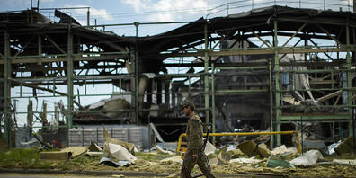 Ein ukrainischer Soldat geht an eine durch Beschuss zerstörte Gipsfabrik vorbei. Nach Einschätzung britischer Geheimdienste dürfte Russland die Region Luhansk in wenigen Wochen einnehmen. Das geht aus einem Update des britischen Verteidigungsminis...