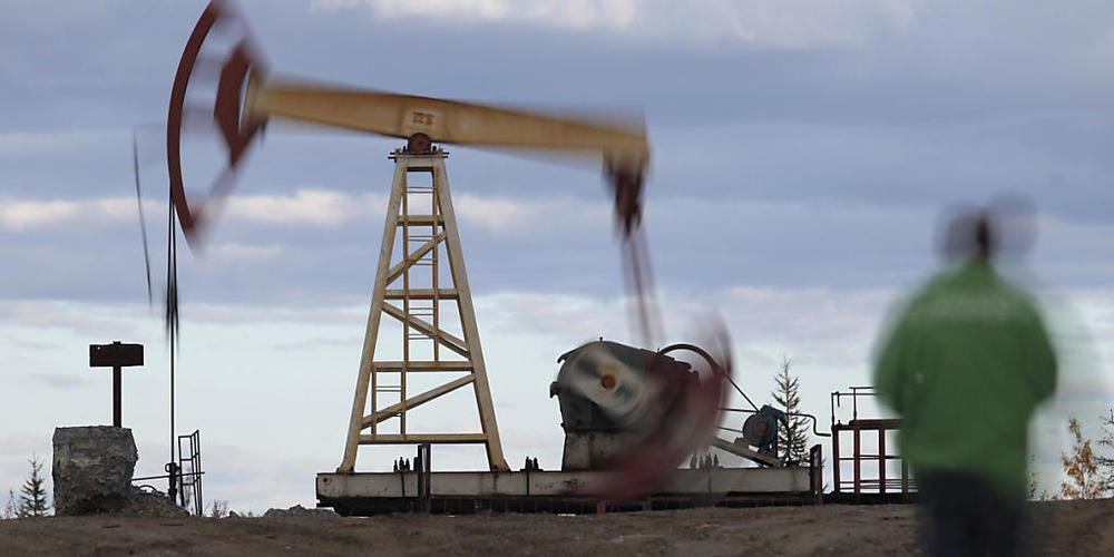 ARCHIV - Eine Tiefpumpe steht in der Nähe der Stadt Usinsk, 1500 Kilometer nordöstlich von Moskau. Foto: Dmitry Lovetsky/AP/dpa/Archiv