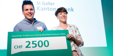 Christian Diethelm und Sandra Gschwend von Böörds AG präsentieren ihren Gewinn. 