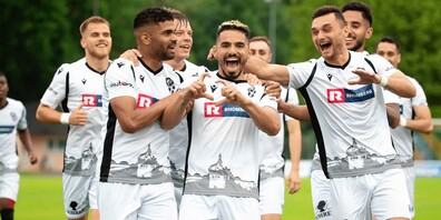 Vinicius Maciel Gomes darf sich zu Recht von seinen Mitspielern feiern lassen