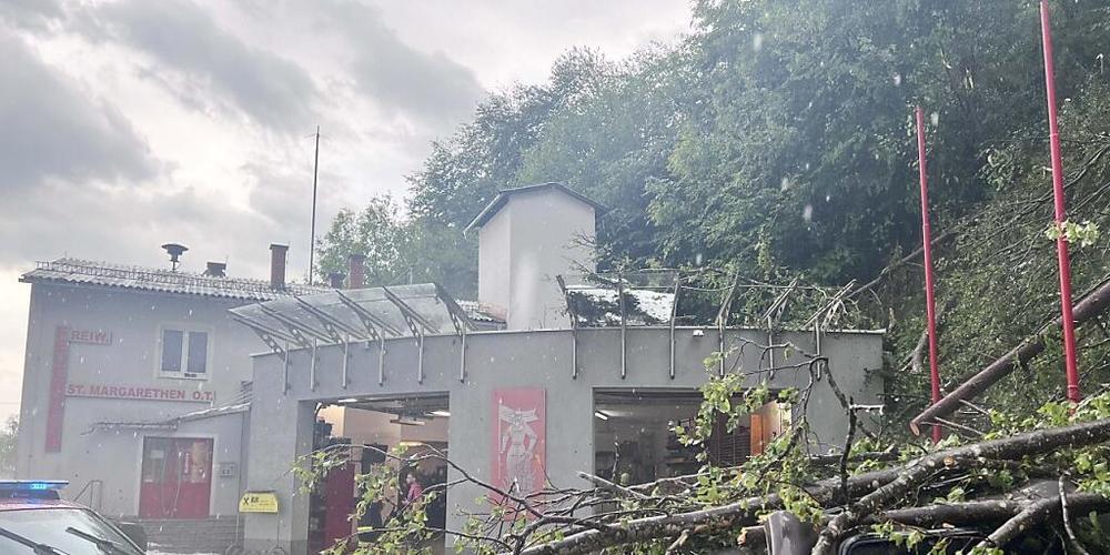HANDOUT - Autos und Gebäude sind nach einem Unwetter im Bezirk Völkermarkt beschädigt. Foto: --/BFKDO VÖLKERMARKT/dpa - ACHTUNG: Nur zur redaktionellen Verwendung im Zusammenhang mit der aktuellen Berichterstattung und nur mit vollständiger Nennun...