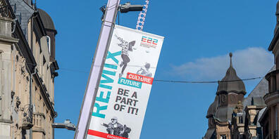 ARCHIV - Plakate hängen am Eröffnungstag von Esch 2022 als Kulturhauptstadt Europas in der Fussgängerzone. Foto: Harald Tittel/dpa