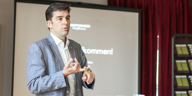 Jens Lampater, Gesamtleiter des Stadttheaters Schaffhausen, kommuniziert den kommenden Spielplan für die Saison 2022/23.