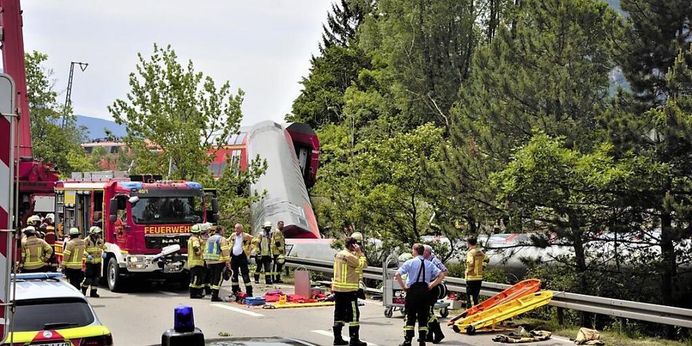 Zahlreiche Einsatz- und Rettungskräfte sind nach einem schweren Zugunglück im Einsatz. Mindestens drei Menschen sind dabei nach Angaben der Behörden getötet worden, zahlreiche wurden verletzt. Foto: Josef Hornsteiner/Garmisch-Partenkirchner Tagbla...