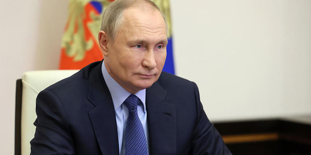 Das von der staatlichen russischen Nachrichtenagentur Sputnik über AP veröffentlichte Pool-Foto zeigt Wladimir Putin, Präsident von Russland, als er während einer Videokonferenz in der Nowo-Ogarjowo-Residenz außerhalb von Moskau zuhört. Foto: Mikh...