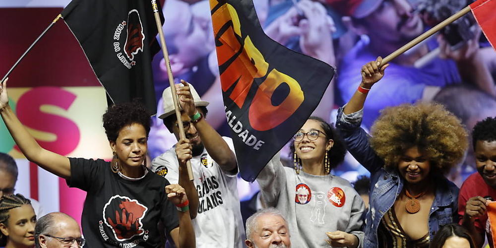 Der ehemalige brasilianische Präsident  Lula da Silva beim Wahlkampf in Sao Paulo. In Brasilien gibt es zur Zeit auch bei Grossveranstaltungen keine Maskenpflicht in geschlossenen Räumen. Mit Einbruch des Winters sind die  Corona-Fälle in Brasilie...