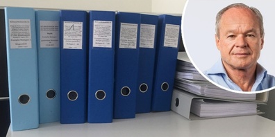 August 2016: Kesb-Klage zum Start: Mit 370'000 Franken aus der Steuergeld-Kasse die Medien an die Wand gedrückt. (Im Bild rechts: Linth24-Verleger Bruno Hug).