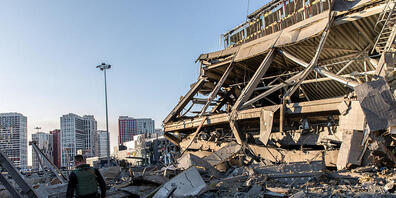 ARCHIV - Zerstörungen in Kiew. Der ukrainische Präsidentenberater Mychajlo Podoljak hat sich erstmals zu einem möglichen Zeitpunkt für ein Kriegsende geäußert. Foto: Alex Chan Tsz Yuk/SOPA Images via ZUMA Press Wire/dpa