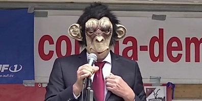 Christian Beer mit Affenmaske beim Festspielhaus