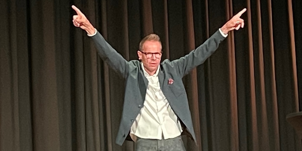 Bei Politkabarettist Bänz Friedli bekamen alle ihr Fett weg, von SVP bis SP