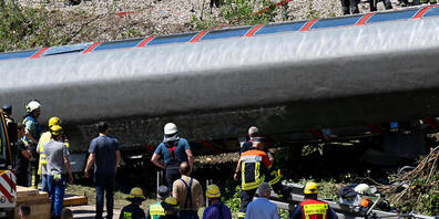 Auch am zweiten Tag sind zahlreiche Einsatz- und Rettungskräfte nach einem schweren Zugunglück im Einsatz. Bei dem Unglück sind mindestens vier Menschen ums Leben gekommen. Ein Regionalexpress entgleiste in der beliebten oberbayerischen Urlaubsreg...