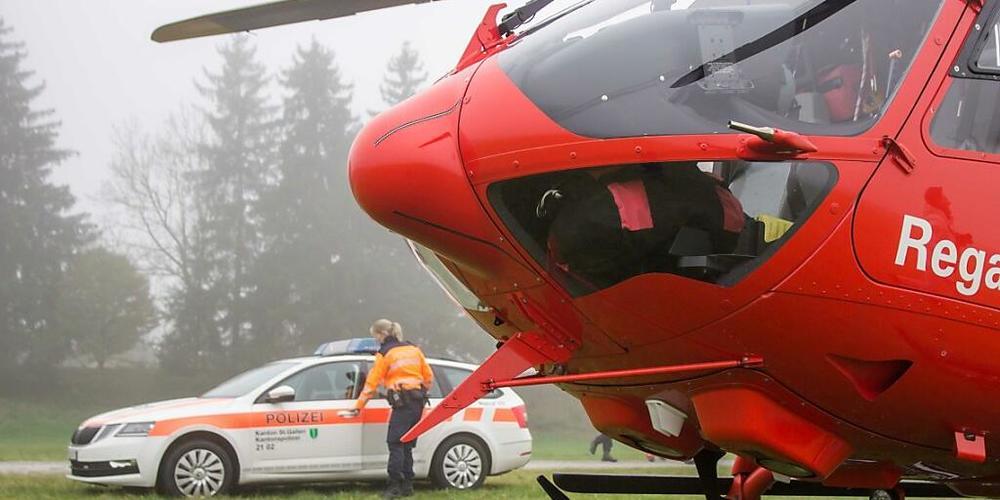 Nach der Erstbehandlung durch den Rettungsdienst musste der Verletzte von der Rega ins Spital geflogen werden.