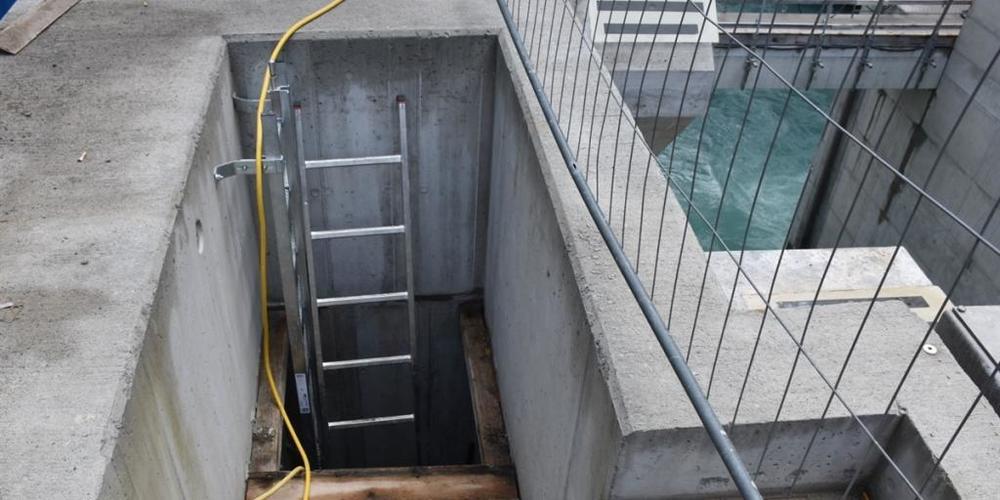 Ein Arbeiter stürzte in Martina GR in einen 15 Meter tiefen Schacht und verletzte sich schwer.