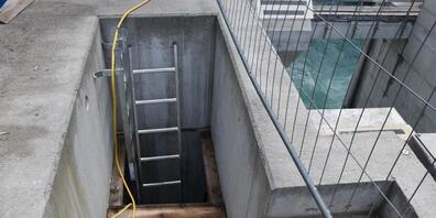 Ein Arbeiter stürzte in Martina GR in einen 15 Meter tiefen Schacht und verletzte sich schwer.