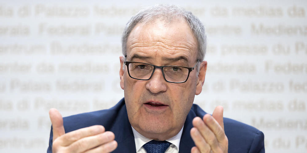 Wirtschaftsminister Guy Parmelin erwartet von den Sozialpartnern Verhandlungen über Lohnerhöhungen, um die Auswirkungen der Inflation abzufedern. (Archivbild)