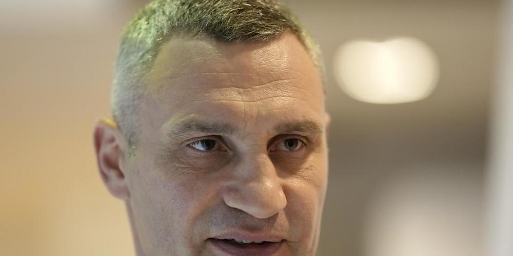 Vitali Klitschko, Bürgermeister von Kiew und ehemaliger Boxprofi, spricht bei einem Interview mit der Nachrichtenagentur AP                                        auf dem Weltwirtschaftsforum in Davos. Foto: Markus Schreiber/AP/dpa