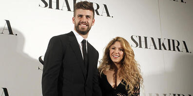 ARCHIV - Shakira (r), Sängerin aus Kolumbien, und Gerard Pique, Fußballspieler des FC Barcelona, lächeln bei der Präsentation ihres neuen Albums «Shakira». Kolumbiens Pop-Superstar Shakira («Waka Waka», «Hips Don't Lie») und der spanische Fußball-...