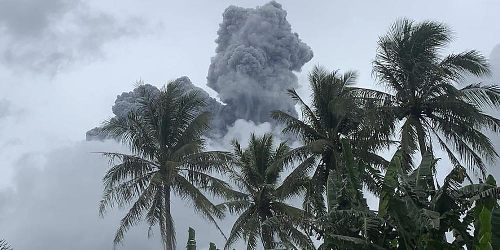 Der Vulkan Bulusan spuckt Asche und vulkanische Gase steigen auf. Der Vulkan südöstlich der philippinischen Hauptstadt spuckte bei einer kurzen Explosion Asche und Dampf etwa einen Kilometer hoch in den Himmel. Foto: Karlyn Dupan Hamor/AP/dpa