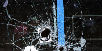 Blick auf ein Schaufenster mit Einschusslöchern am Tatort. Unbekannte haben in Philadelphia nach Polizeiangaben «in die Menge geschossen». Foto: Michael Perez/AP/dpa