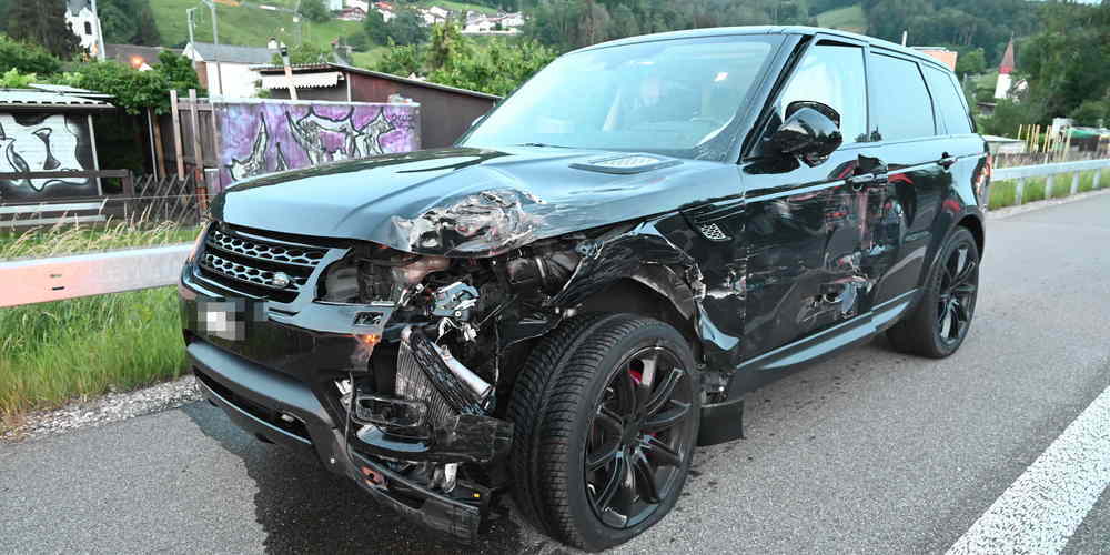 Der Fahrer dieses Autos sah das zuvor verunfallte Car nicht rechtzeitig und verursachte eine heftige Kaltverformung