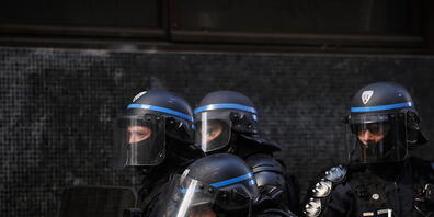 Nach Schüssen sind in Paris drei Polizisten festgenommen worden. (Symbolbild)