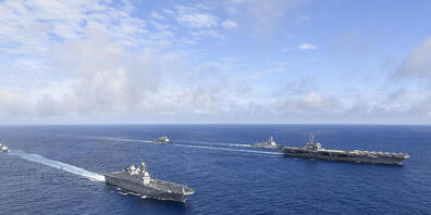 HANDOUT - Dieses vom südkoreanischen Verteidigungsministerium zur Verfügung gestellte Foto zeigt US-amerikanische Flugzeugträger USS Ronald Reagan (r) und das südkoreanische Landungshubschrauberschiff Marado (2.v.l) während einer gemeinsamen Milit...