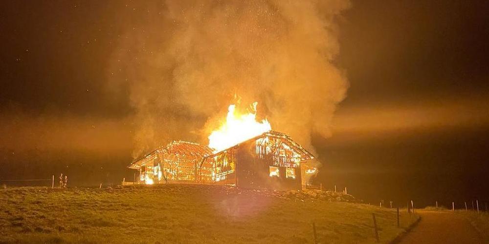 Ein Chalet oberhalb von Corbières FR ist durch einen Brand vollständig zerstört worden. (Bild: Kantonspolizei Freiburg)