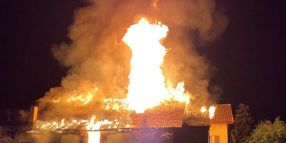 Beim Brand eines Einfamilienhauses sind in Kradolf TG drei Personen verletzt worden, davon eine Person schwer. (Bild: Kantonspolizei Thurgau)