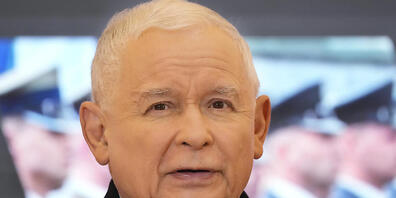 ARCHIV - Jaroslaw Kaczynski, Vize-Ministerpräsident von Polen, spricht während einer Pressekonferenz mit Verteidigungsminister Blaszczak. (zu dpa "Polen: PiS-Chef Kaczynski plant Rückzug aus der Regierung") Foto: Czarek Sokolowski/AP/dpa