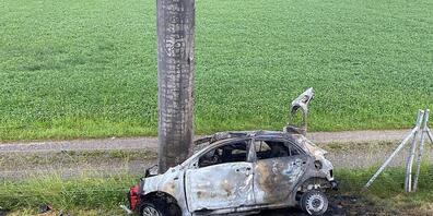 Das Auto fing nach der Kollision mit dem Strommast in Wängi TG Feuer. Ein Mensch verbrannte dabei.