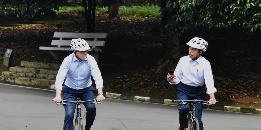 HANDOUT - Dieses vom indonesischen Präsidentenpalast veröffentlichten Foto zeigt Joko Widodo (r), Präsident von Indonesien, und Anthony Albanese, Premierminister von Australien, während einer Fahrradtour. Australiens neuer Premierminister ist zu e...