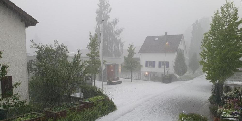 Im vorderen Appenzellerland wie hier in Heiden AR wurde es durch den Hagel kurzzeitig weiss wie im Winter.