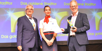 VZGV-Präsident Thomas-Peter Binder (rechts) übernahm den Preis in in Bingen am Rhein.