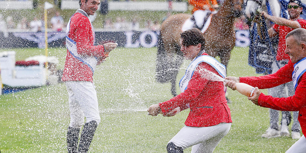 Der Champagner spritzt: Steve Guerdat (links), Edouard Schmitz und Pius Schwizer feiern.
