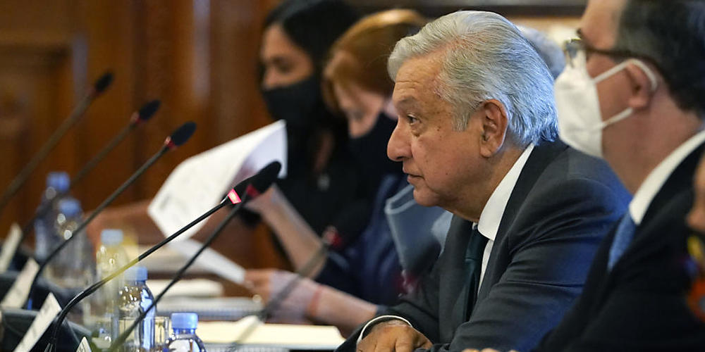 ARCHIV - Andres Manuel Lopez Obrador (M.), Präsident von Mexiko, spricht während eines bilateralen Treffens mit der US-Vizepräsidentin. Foto: Jacquelyn Martin/AP/dpa