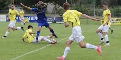 Zuletzt lag der FC Widnau II am Boden, wie hier Ali Jusefi im Match gegen den FC Rüthi, und muss jetzt runter in die 4. Liga (Archivbild)