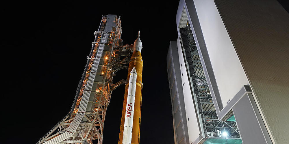 Die Artemis-Rakete der NASA mit dem Orion-Raumschiff an Bord verlässt das Vehicle Assembly Building und bewegt sich zur Startrampe 39B im Kennedy Space Center. Auf der Rampe werden noch Tests mit der Rakete und dem Orion-Raumschiff vollzogen, um d...