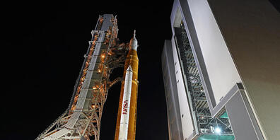 Die Artemis-Rakete der NASA mit dem Orion-Raumschiff an Bord verlässt das Vehicle Assembly Building und bewegt sich zur Startrampe 39B im Kennedy Space Center. Auf der Rampe werden noch Tests mit der Rakete und dem Orion-Raumschiff vollzogen, um d...