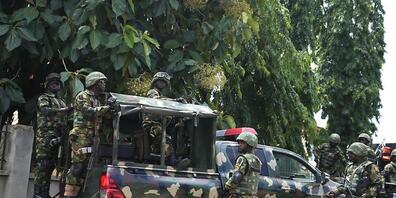 Nigerianische Soldaten sichern das Gelände vor der katholischen Kirche St. Francis. Nach einem brutalen Angriff auf eine katholische Kirche steigt die Opferzahl im westafrikanischen Nigeria auf bis zu 100. Foto: Sunday Alamba/AP/dpa