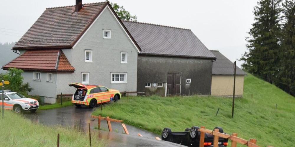 Das Auto stürzte in Gais AR über eine Stützmauer und kam auf dem Dach zum Stillstand. Die Lenkerin wurde zur Kontrolle ins Spital gebracht.