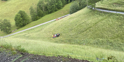 Das Fahrzeug kam vom Kiesweg ab, und stürtze, sich mehrfach überschlagend, den Hang hinunter. 