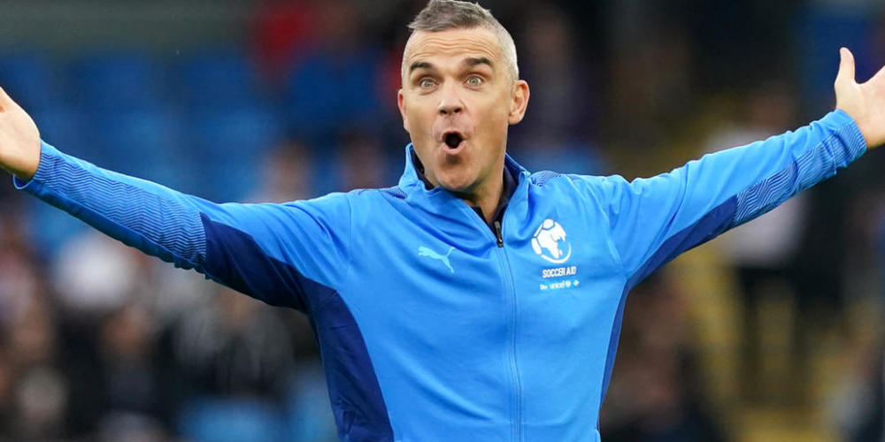 ARCHIV - Robbie Williams vor dem Spiel von Soccer Aid for UNICEF im Etihad-Stadion 2021. Foto: Martin Rickett/PA Wire/dpa