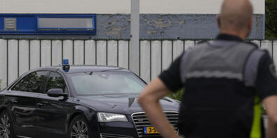 Ein Polizeifahrzeug vor dem Gericht, wo der Prozess gegen die mutmaßlichen Täter im Mord um den Journalisten Peter R. de Vries beginnt. Foto: Peter Dejong/AP/dpa