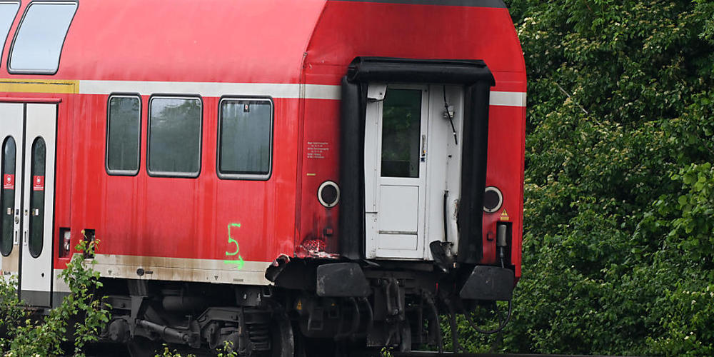 Einer der insgesamt sechs Zugteile steht mit den Rädern neben dem Gleisbett. Foto: Angelika Warmuth/dpa