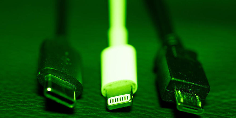 Im Rennen um den künftigen EU-Standard hat sich der USB-C-Anschluss (links) gegen Apples "Lightning" (Mitte) und Micro-USB (rechts) durchgesetzt. (Archivbild)