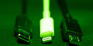 Im Rennen um den künftigen EU-Standard hat sich der USB-C-Anschluss (links) gegen Apples "Lightning" (Mitte) und Micro-USB (rechts) durchgesetzt. (Archivbild)