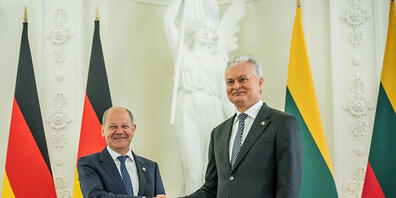 Bundeskanzler Olaf Scholz, steht neben Gitanas Nauseda, Präsident von Litauen, im Präsidentenpalast in Vilnius.Es ist der erste Besuch des Bundeskanzlers in den östlichen Nato-Staaten seit Kriegsbeginn. Foto: Michael Kappeler/dpa