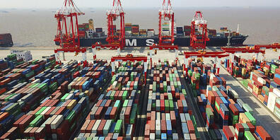 Die Störungen der Lieferketten belasten die Weltwirtschaft ebenfalls stark - im Bild der Containerhafen in Shanghai. (Archivbild)